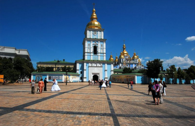 На Михайловской площади в Киеве запретили парковку