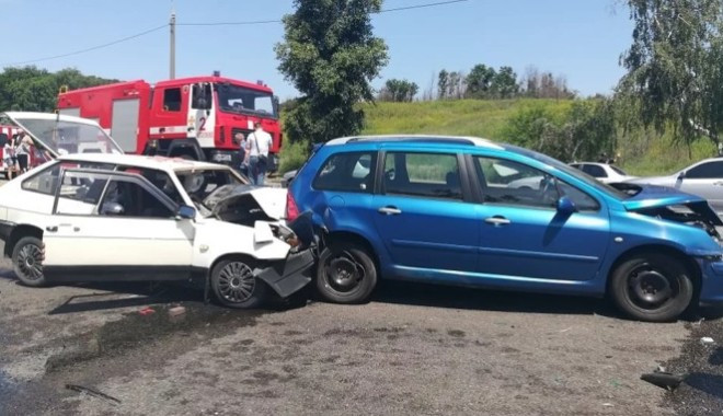 В жутком ДТП в Запорожье погибли супруги, их детей госпитализировали