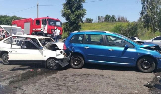 В жутком ДТП в Запорожье погибли супруги, их детей госпитализировали