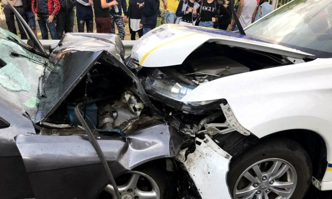 Лоб в лоб: BMW протаранил полицейский внедорожник