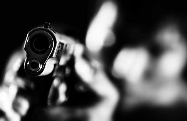 В Мариуполе пьяный мужчина устроил стрельбу на детской площадке