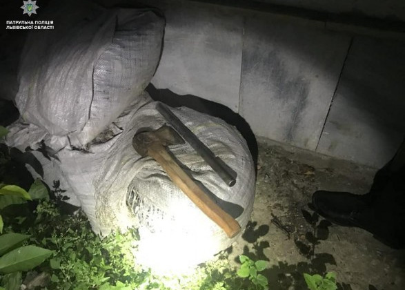 Разбил топором банкомат: во Львове мужчина устроил погром, потому что не получил пенсию