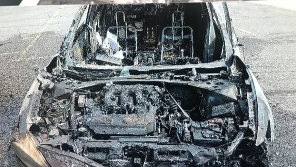 В США смартфон загорелся и сжег автомобиль