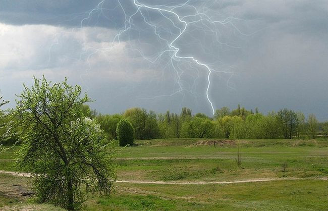 Украинцев предупредили о грозах, граде и шквалах