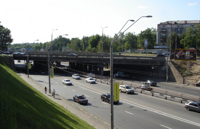 Вандалы уничтожают мост в Киеве