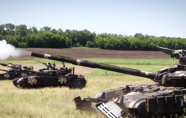Украинцам показали танковые учения: впечатляющее видео