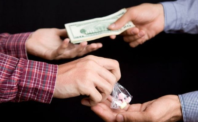 В Славянске мать с двумя дочерьми наладили сбыт наркотиков