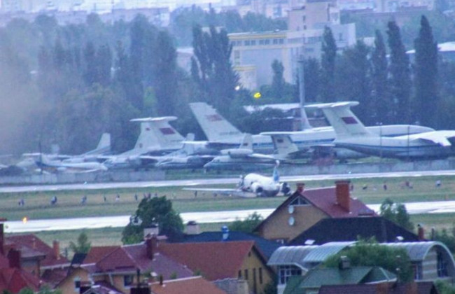 "Самолет рухнул на правое крыло, все начало дымиться": появились страшные подробности инцидента в Киеве