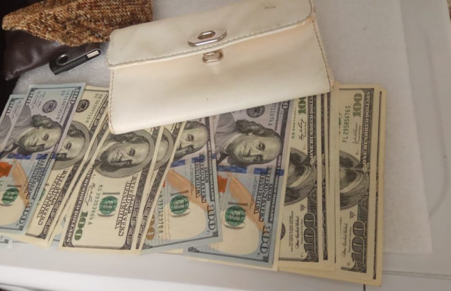 Прокурора и адвоката поймали на взятке: требовали 8 тысяч долларов