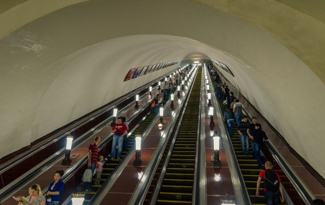 В киевском метро подростки прыгнули под колеса поезда