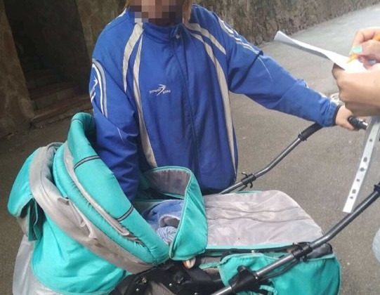 Женщина с младенцем живет в столичном подъезде: ошеломляющее видео