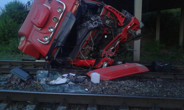 Под Днепром большегруз упал с моста на железную дорогу