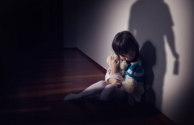 Родители, которые развращали 4-летнюю дочь,  оказались братом и сестрой