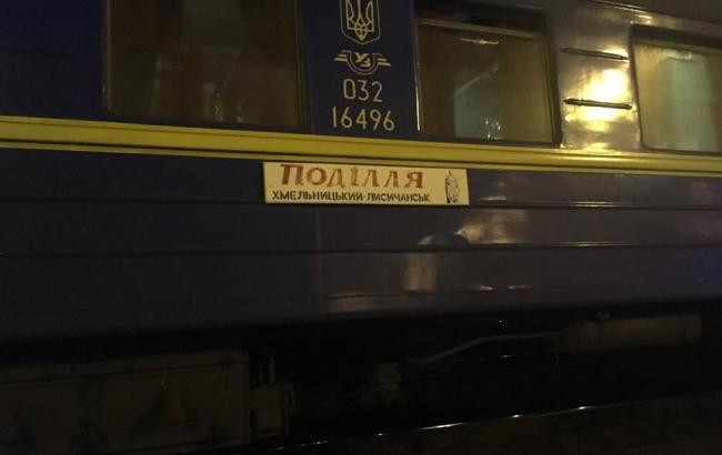 В Киеве поезд переехал двух людей возле торгового центра