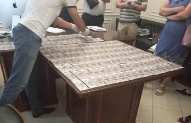 Скатерть за $25 тысяч: соцсети обсуждают, как адвокат требовал у судей деньги