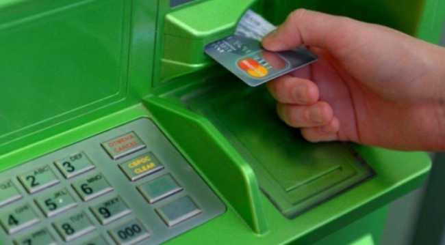 Банки массово блокируют счета клиентов: названы причины