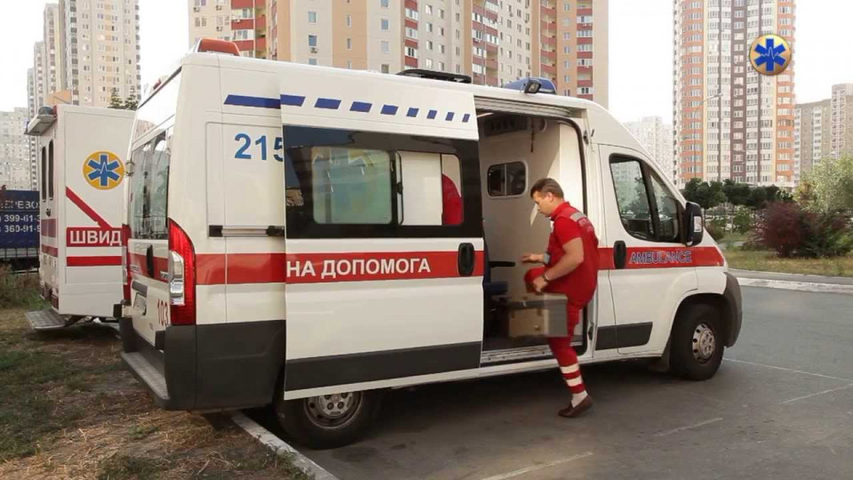 Бил огнетушителем и резал лицо: нападающий поиздевался над врачом в Киеве