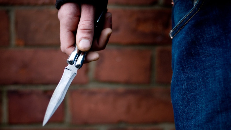 Приставил нож к горлу: 36-летний грабитель осужден на 7 лет