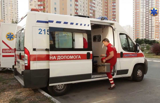 Бил огнетушителем и резал лицо: нападающий поиздевался над врачом в Киеве