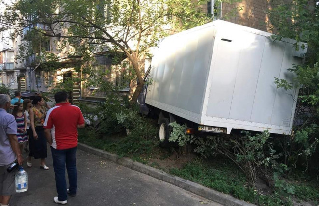 Бешеная Газель: в Киеве грузовик едва не сбил детей и влетел в дом