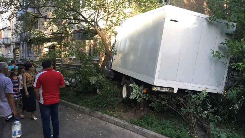 Бешеная Газель: в Киеве грузовик едва не сбил детей и влетел в дом