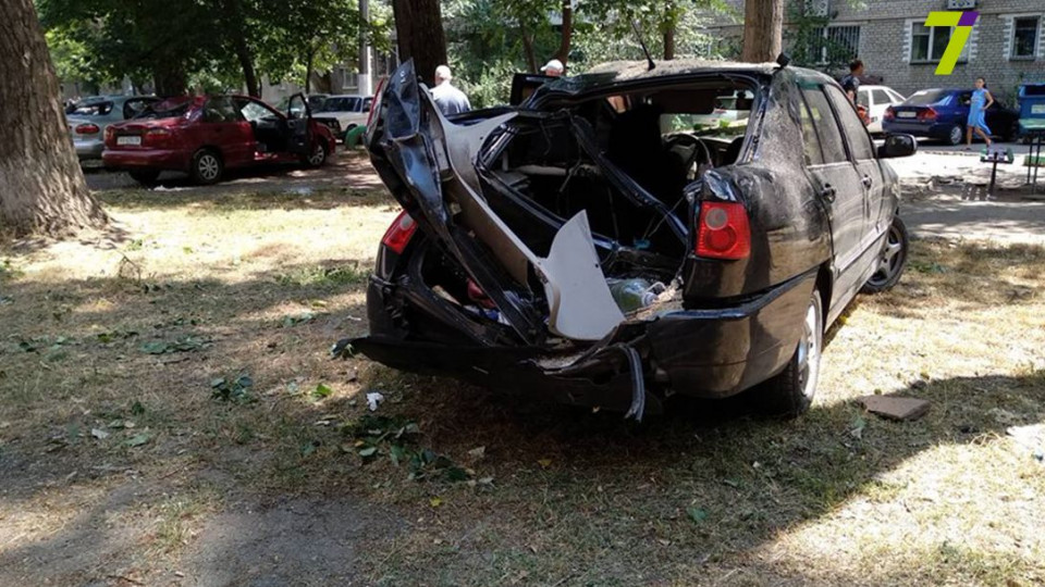 В Одессе тополь раздавил шесть автомобилей: опубликовано фото