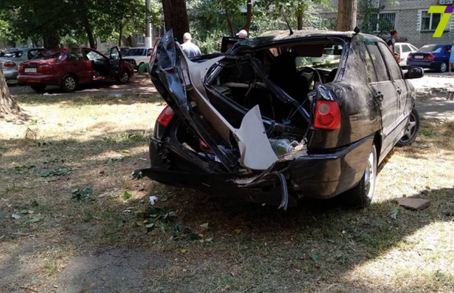 В Одессе тополь раздавил шесть автомобилей: опубликовано фото