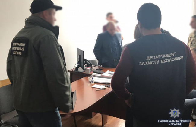 «Хотел откупиться за ограбление»: мужчина пытался дать взятку полицейскому