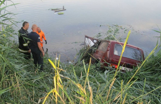 В Полтаве "Нива" утонула в пруду вместе с водителем