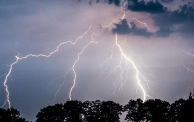 Украинцев предупреждают о сильных ливнях, граде и ветре