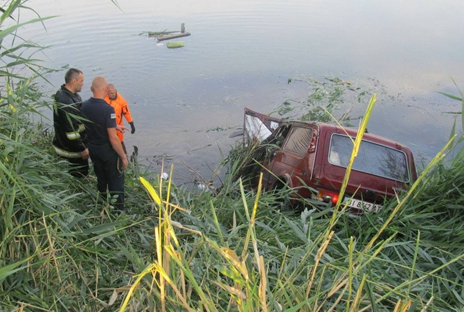 В Полтаве "Нива" утонула в пруду вместе с водителем
