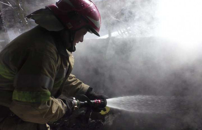 Жуткий пожар охватил дом в Киеве: восемь человек эвакуировали