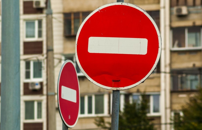 «Смел» дорожный знак и скрылся: киевлян разозлил наглый водитель на элитной иномарке