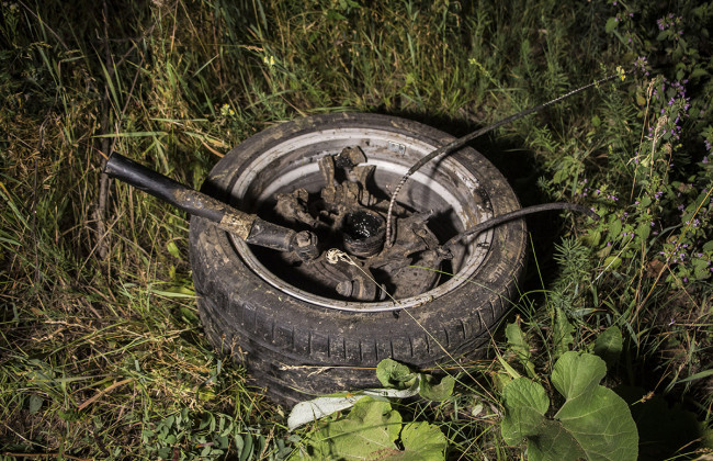 Под Киевом BMW вылетел с дороги, пролетел 50 метров и разнес сарай