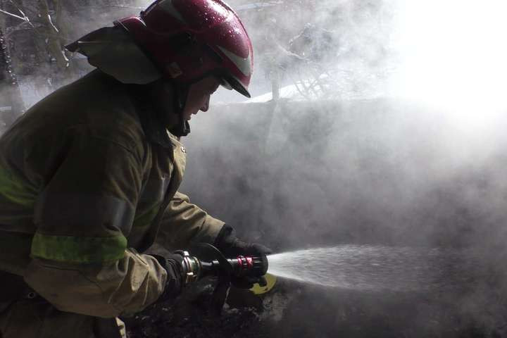 Жуткий пожар охватил дом в Киеве: восемь человек эвакуировали