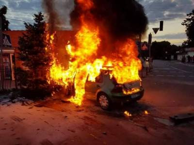 Страшное ДТП под Киевом: автомобиль сгорел дотла, пострадала беременная