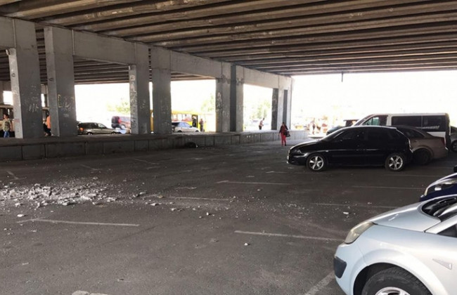 Обрушился градом камней: в Киеве рассыпался мост