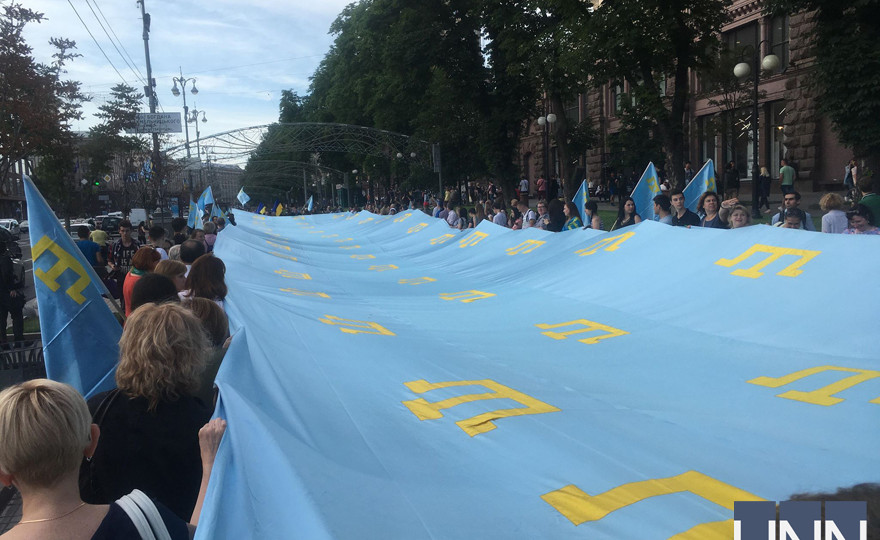 В центре Киева развернули 38-метровый крымскотатарский флаг: опубликовано фото