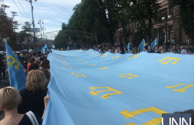 В центре Киева развернули 38-метровый крымскотатарский флаг: опубликовано фото