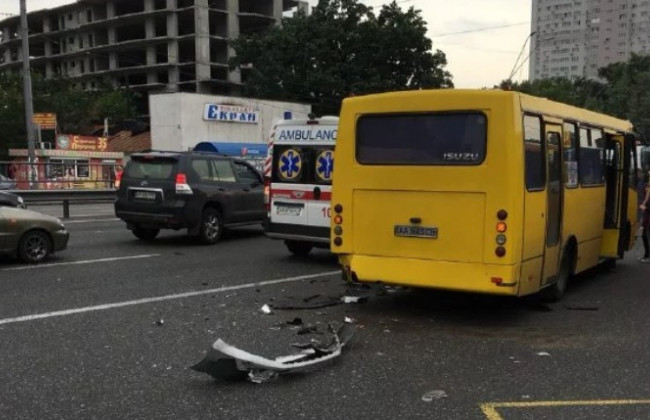 Жуткое ДТП в Киеве: легковушка «догнала» маршрутку