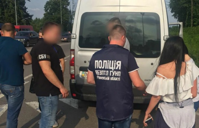 Пытался продать украинок: правоохранители задержали мужчину