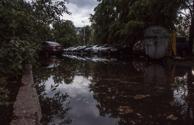 Поваленные деревья и заблокированные машины с домами: в Киеве бушевала грозовая стихия