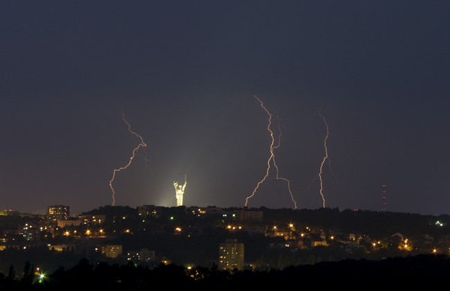В сети показали фото ночной грозы в Киеве
