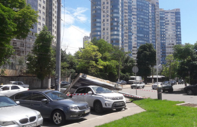 «Не устоял»: в Одессе огромный билборд рухнул на легковушку