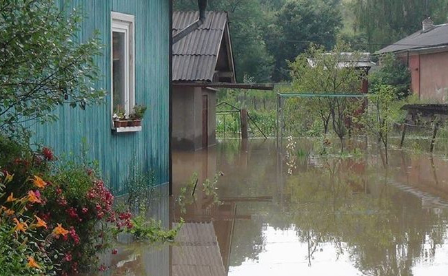 Разрушенные автодороги и мосты: в Ивано-Франковской области прошла буря