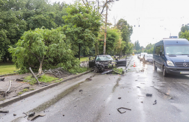 На ходу сносил ограждения: в Киеве произошло ужасное ДТП