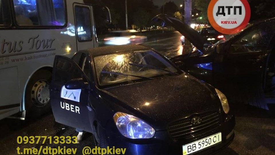ДТП в Киеве: такси получило мощный удар от автобуса