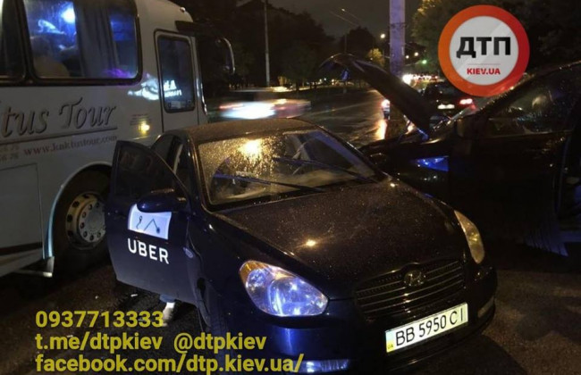 ДТП в Киеве: такси получило мощный удар от автобуса