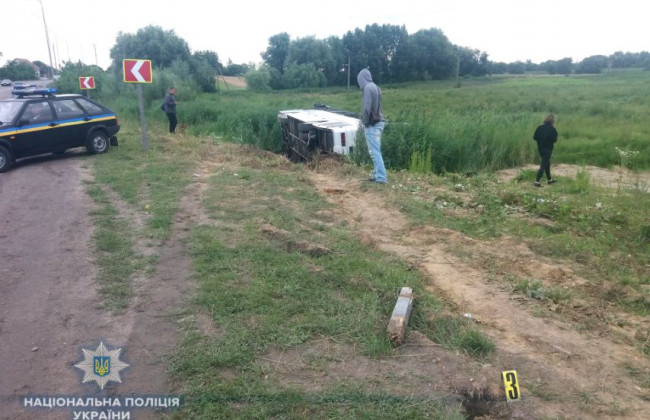 В Ровенской области автобус с пассажирами упал в кювет: опубликованы фото