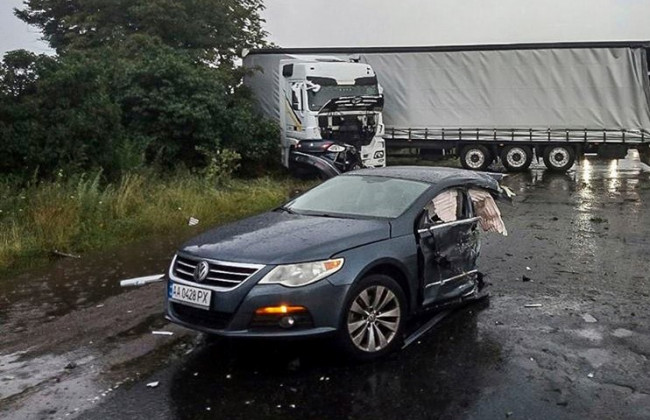 Жуткое ДТП в Киеве: легковушку разорвало пополам